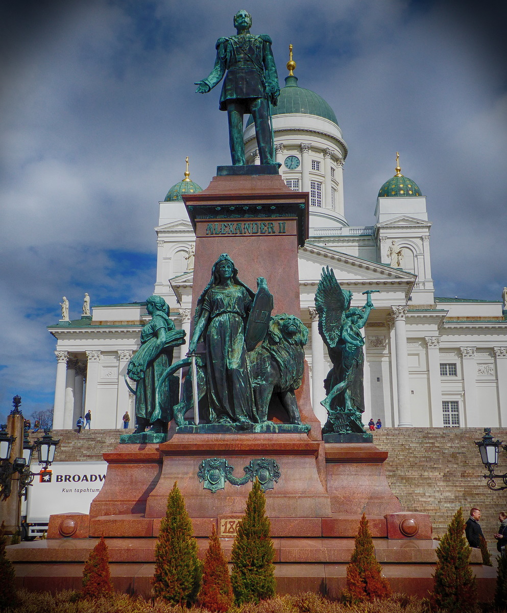 180421_2.jpg - Senatstorget, staty av tsar Alexander II. April 2018.