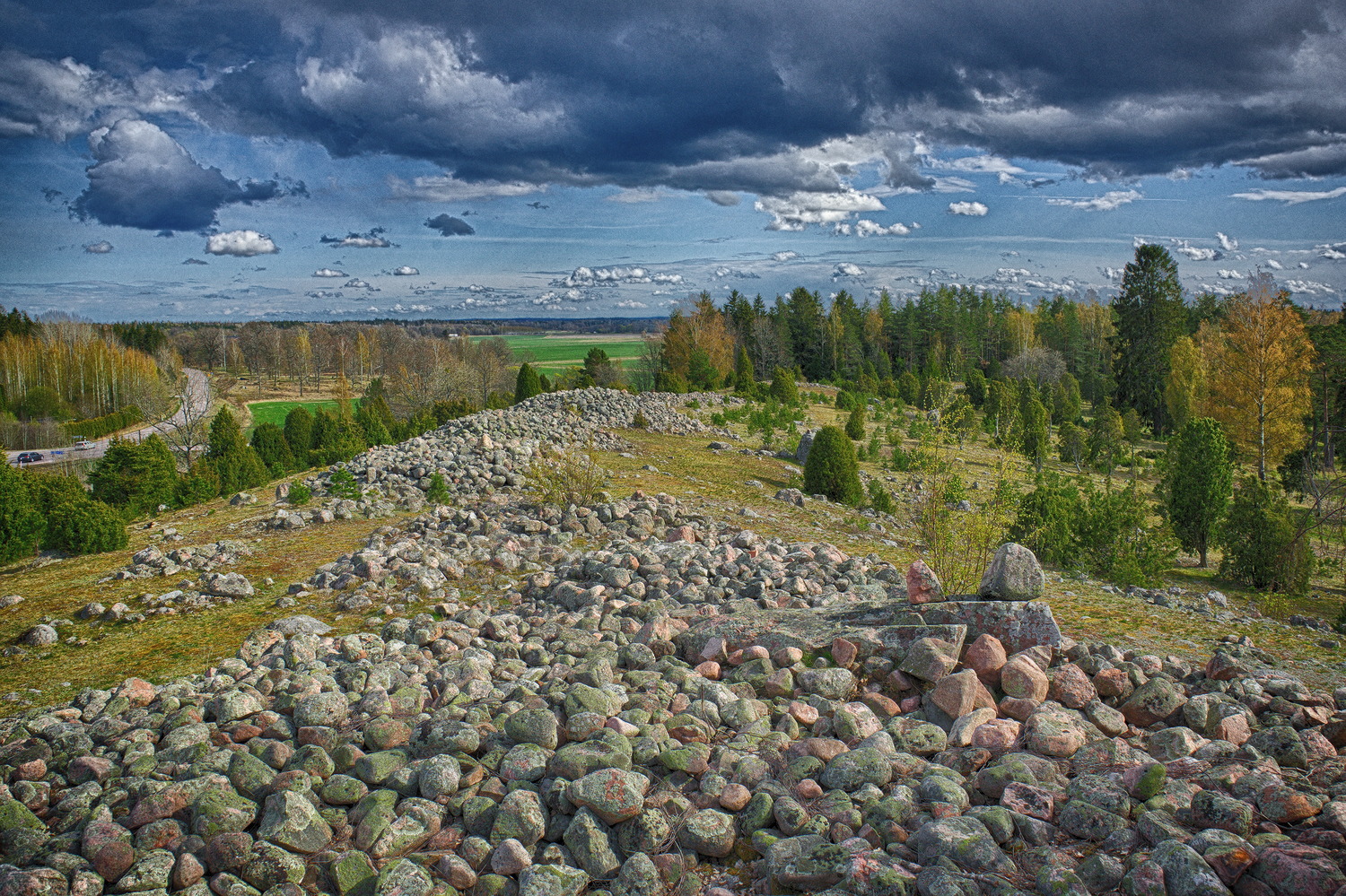 210502.jpg - Ett par mil från Västerås ligger Hornsåsen, Västmanlands största gravfält med ca 190 gravar från brons- och järnåldern. 2021-05-02.
